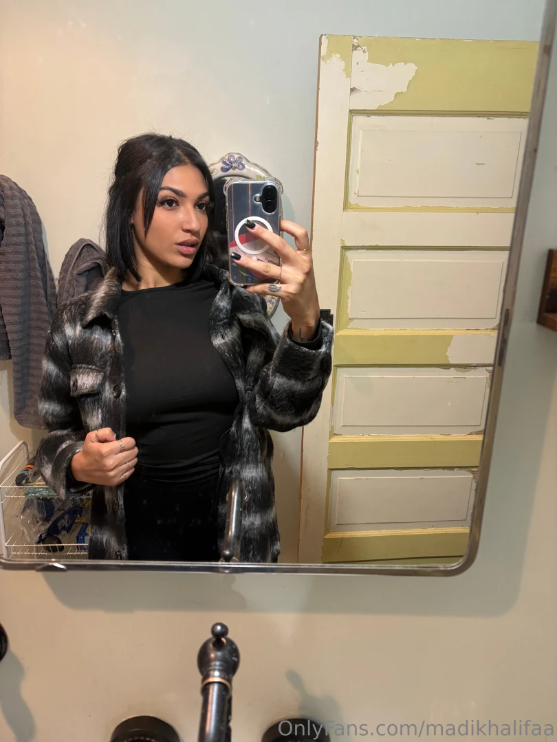 Mirror mirror can you handle this hottie 