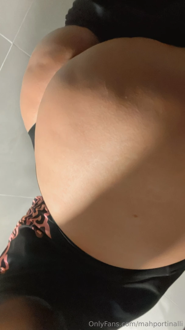 In the gym bathroom to show me to you guys very sweaty part 1 