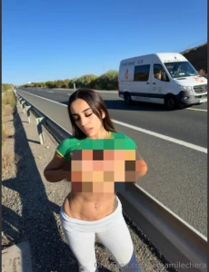 Que me harias si pasas por la carretera y me ves asi