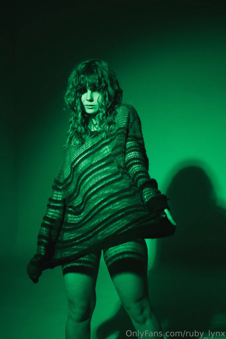 The play of light and shadow that shade of green is hypnoootizing isn 