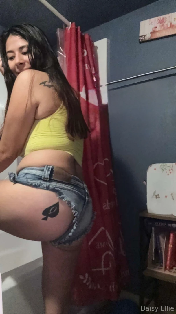 Your lil baddie ready to party tip 10 and i will send a whole gallery 