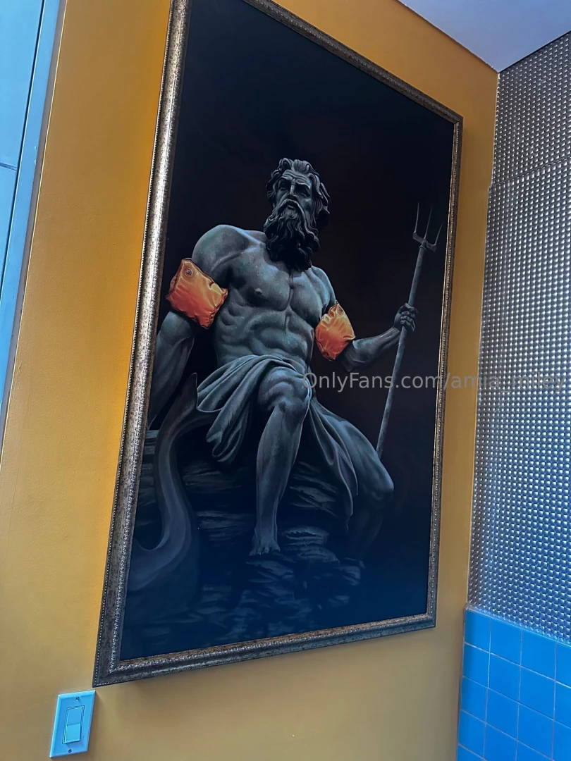 Every king needs a queen i wonder if he likes the petite type 