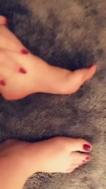 Suck my pretty toes while you fuck me daddy 