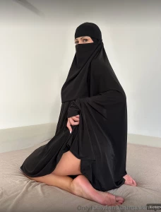 Muslima fatima khalifa zeigt was sie heute unter ihrer burka verbirgt