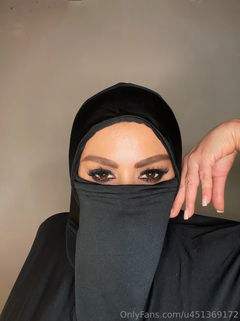 Muslimische frau die geheimnisse verbirgt schreibe mir 