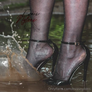 Free preview today on my main account rainy days a mai friss t s a f