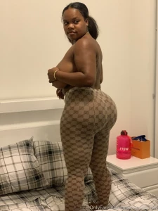 Looking like a snack like if u wanna rub on my booty cheeks