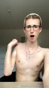 Dont watch if u wanna keep the hot illusion of me haha but yea vid of