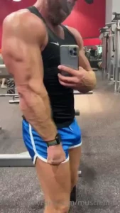 Look boys muscles and booty