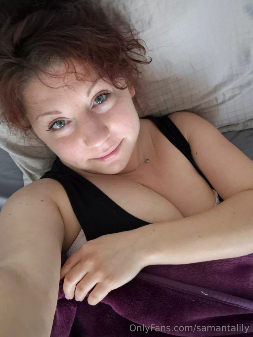 Here i am fresh from my cozy bed no makeup just pure sleepy me i woke 