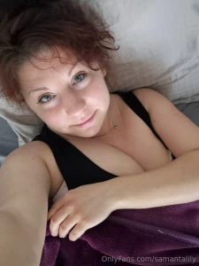 Here i am fresh from my cozy bed no makeup just pure sleepy me i woke