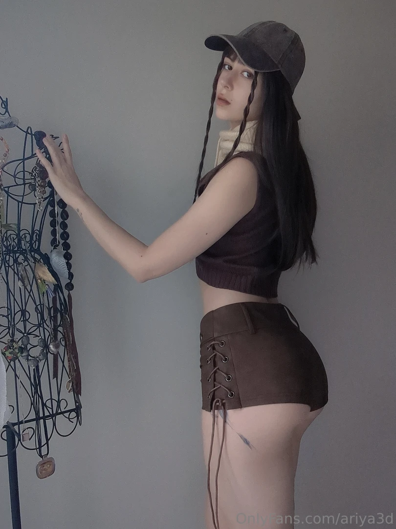 Just realized i look like a slutty amazon delivery girl in this outfit 