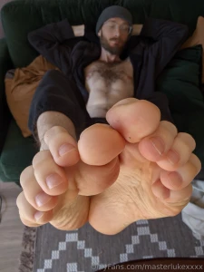 Come hither my sweet foot slaves