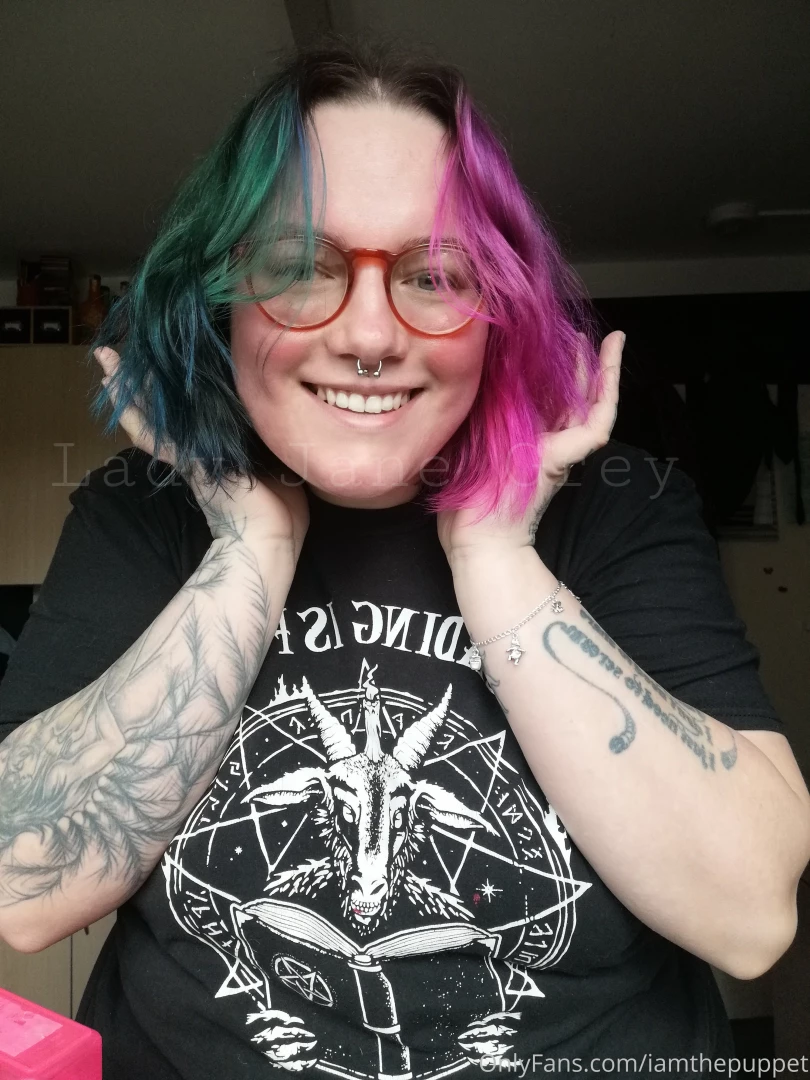 Just a reminder that i m super pretty and i have cool hair 