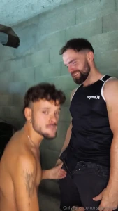 La grosse facial dans le sous sol