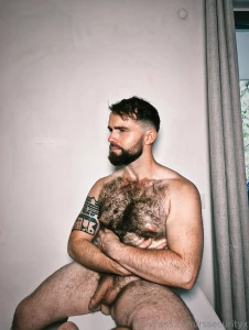 Ma bite pendante lourde le gland humide encore chaud j suis l offert