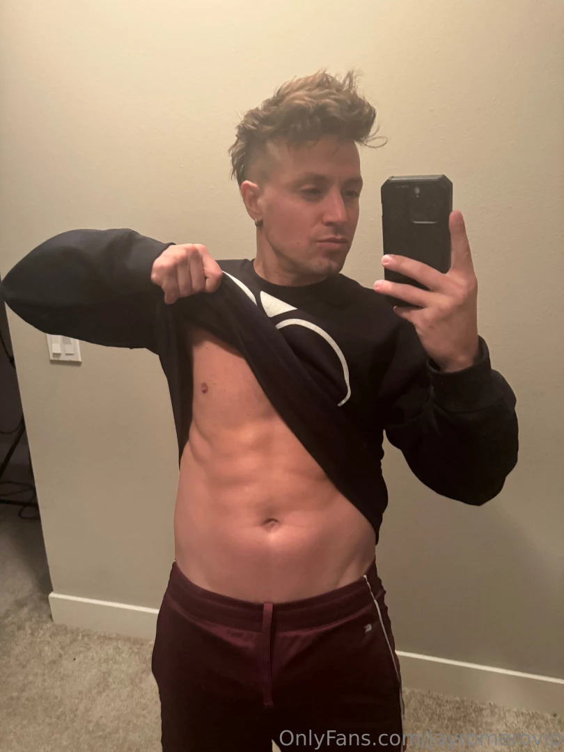 Wanna kiss my abs 