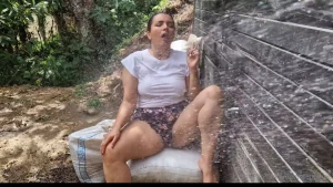 Maglietta bagnata all aperto sono in una fattoria fra i sacchi di