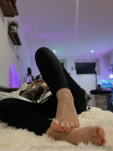 16th of dec do you like red toe nails