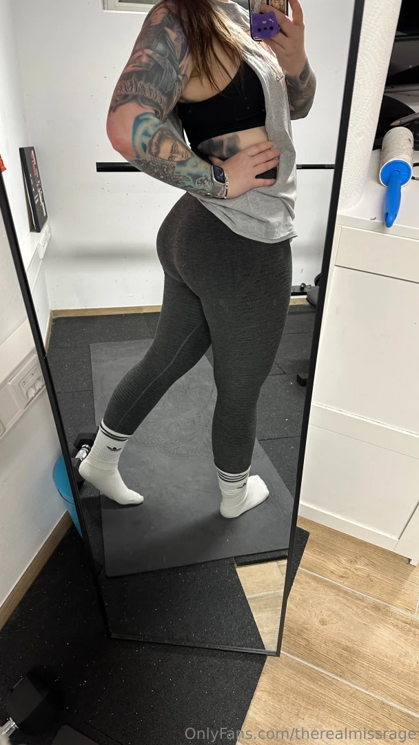 Yesterday was leg day destroyed the glutes i also send you a little 