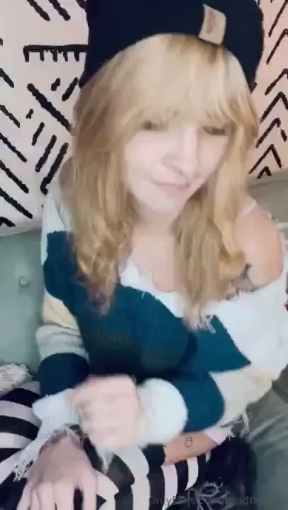 Channeling my inner art hoe today -wanna be my muse give me something 