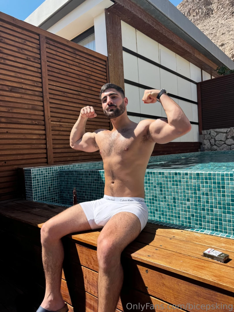 What do you say wanna see this white boxer wet 