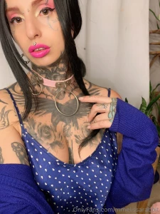 I feel pretty dressed in blue what do you think do you prefer me naked