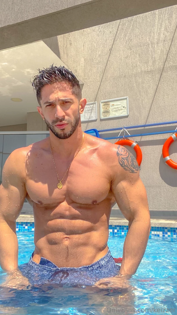 Come you swim with me in the pool and sunbathe with me ven te ba as 