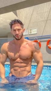 Come you swim with me in the pool and sunbathe with me ven te ba as