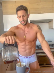 Good morning would you like to have a coffee with me buenos d as