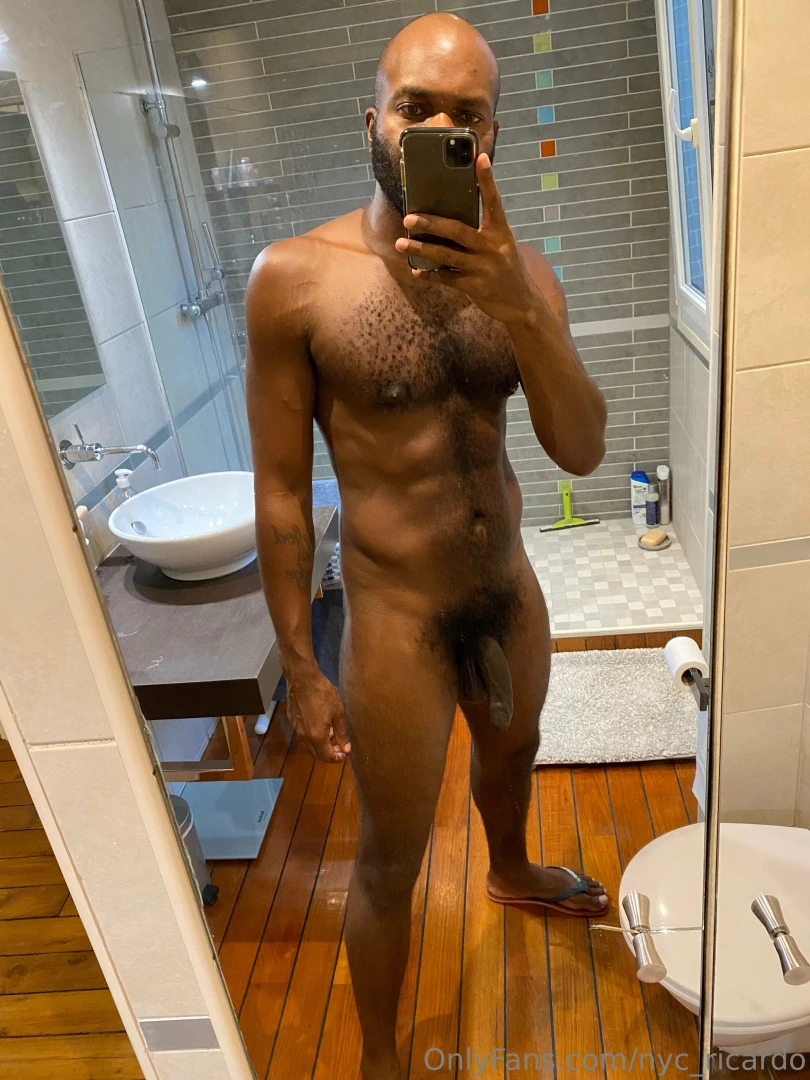 Been eyeing this guy at the gym lately and i can see that he s looking 