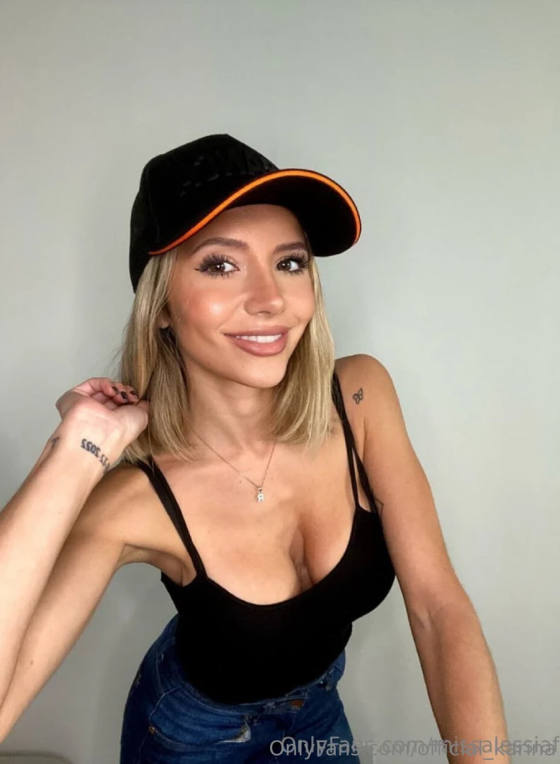 Subscribe free missalessiaf this dirty girl missalessiaf has something part 109 