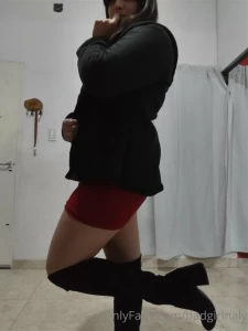 Do you want to see me in my feminine days the color red between my