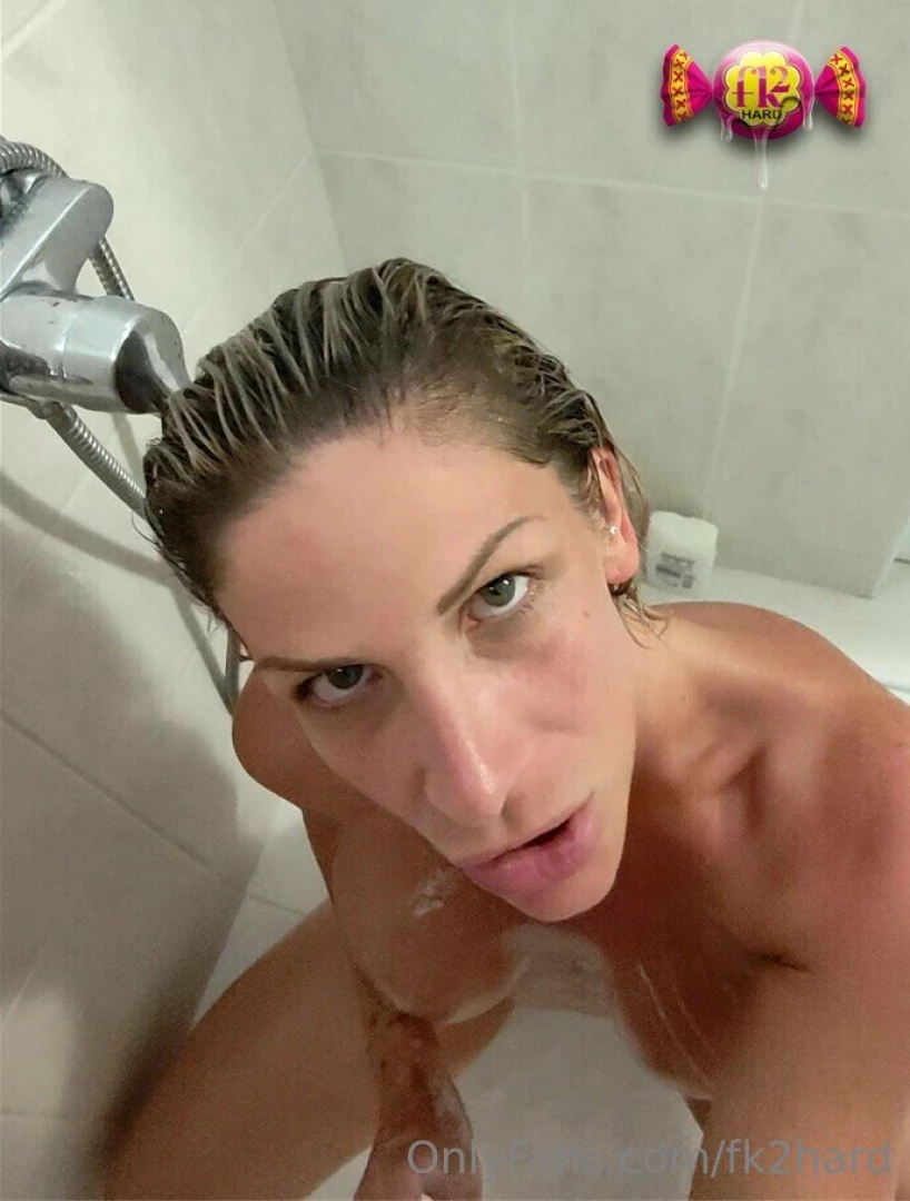 Hey mon petit bonbon sous la douche avec mon stepbro je re ois une 