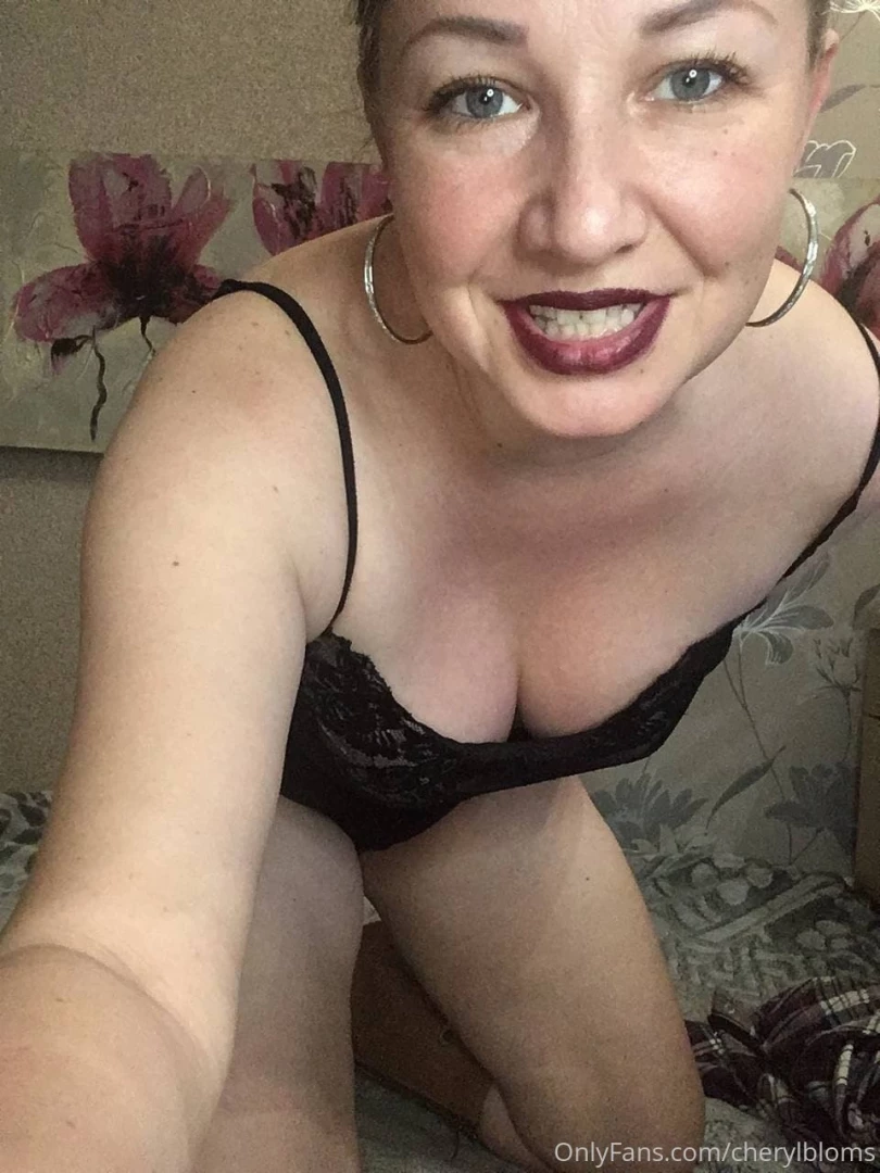 I know you want to squeeze my tits yeah 