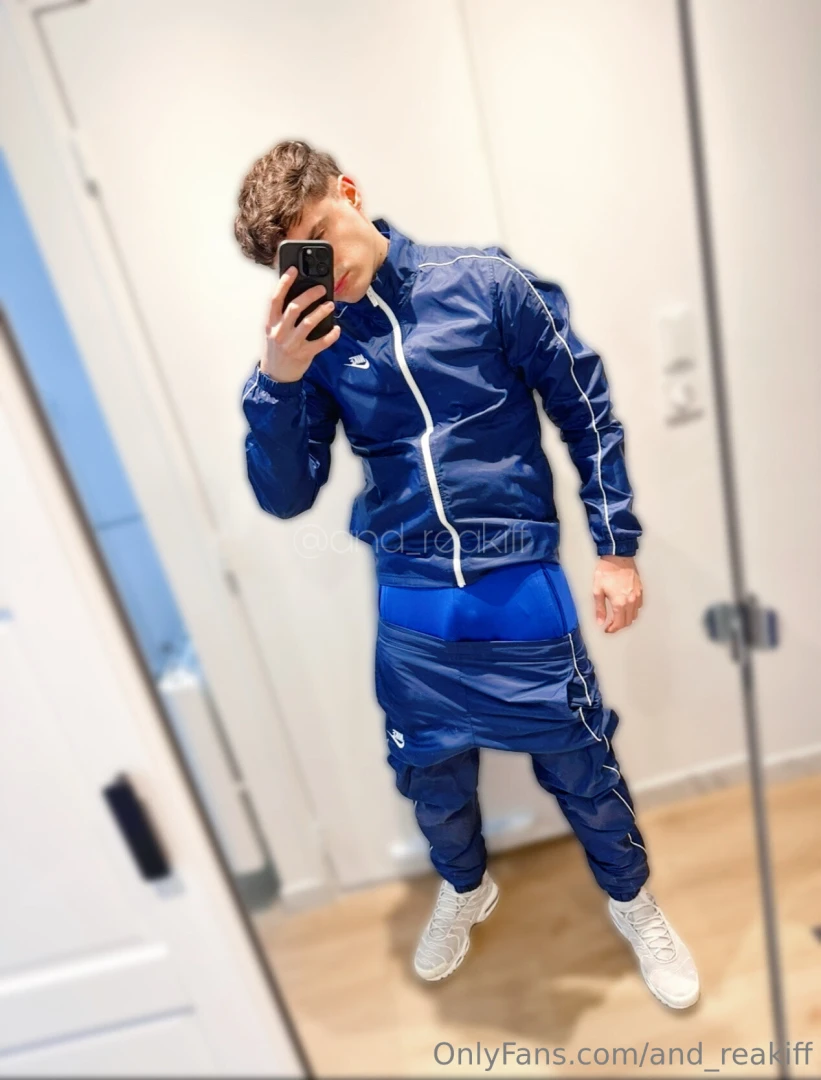 Branle en survet nylon jerking off in my nylon tracksuit part 1 
