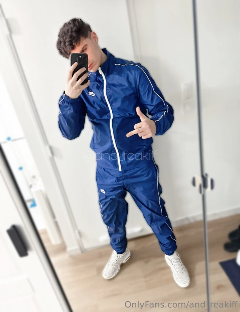 Branle en survet nylon jerking off in my nylon tracksuit 
