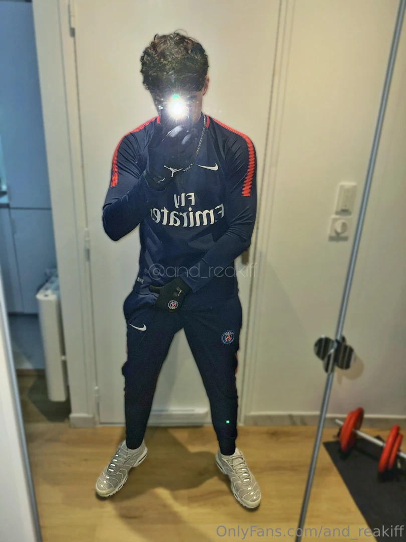 Je kiff cet ensemble pas toi this tracksuit is so hot right 