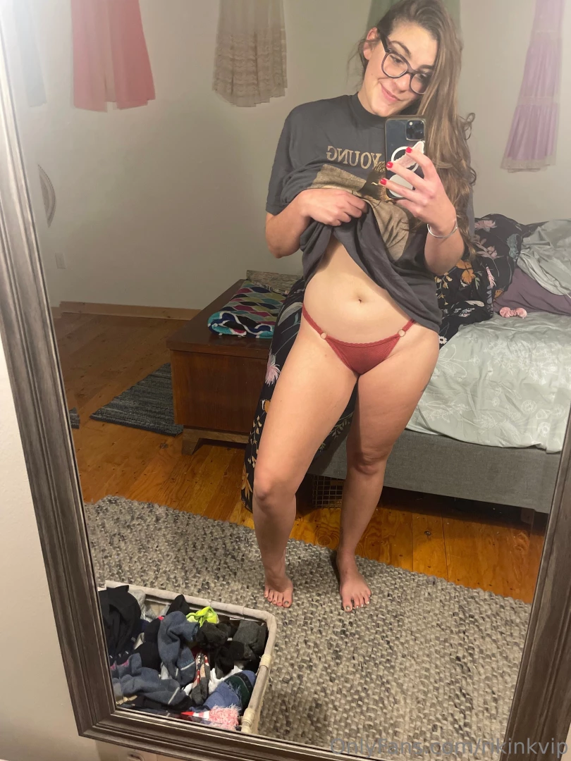 Who wants to cum keep me warm on this cold snowy day 