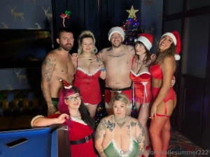 Christmas is so much more fun as a group thenamelessghulehshop