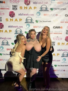 I love having fun with friends ravenouswife robynquinn