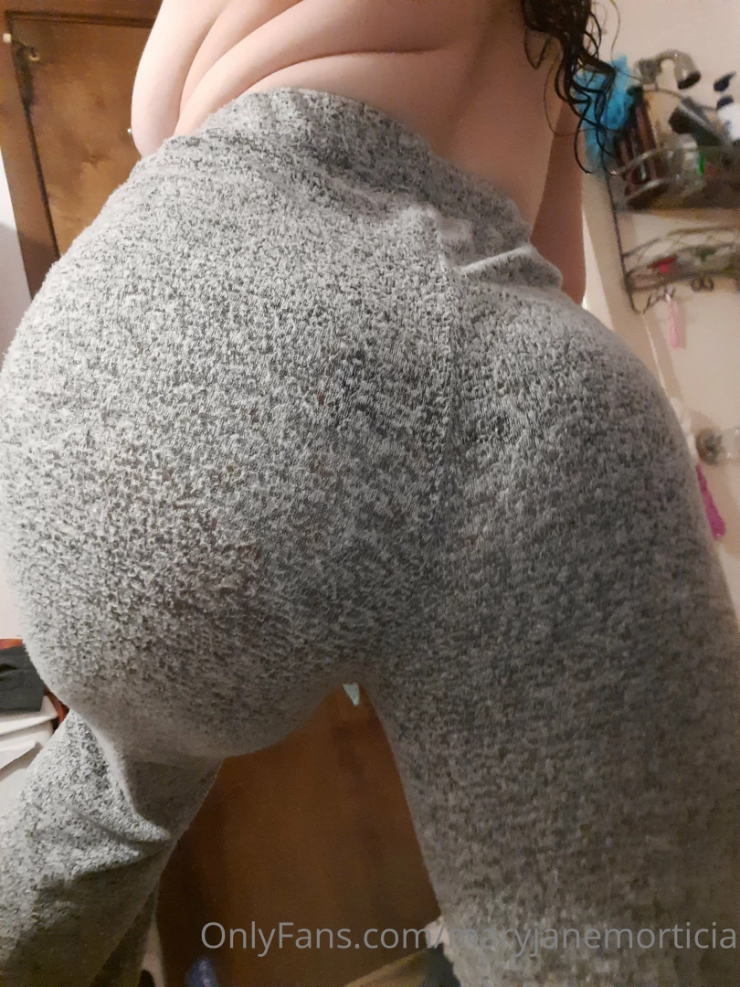 These sweatpants are so soft and make my ass look so bodacious 