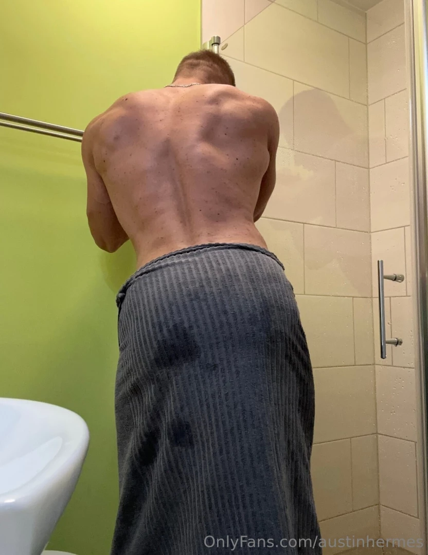 Rip off that towel and discover my juicy ass 