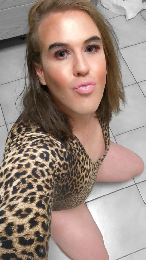 Here s a hot photo set for you all do you like my legs 