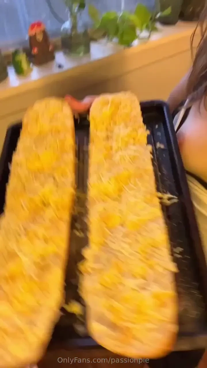 I made homemade garlic loafs for some pasta i did not make a mess 