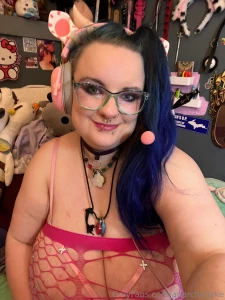Unlock to see me squishing and jiggling my own tits and tummy between