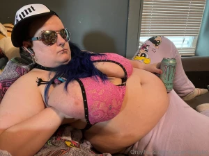 It s dirtbag dyke boyfriend here to vape drink monster and grab you