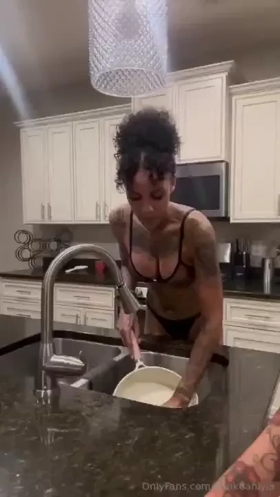 Girlfriend safari refuses to wait for me to finishes washing the 