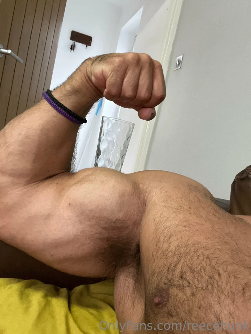 Do you like strong men dm me and let me show you something 