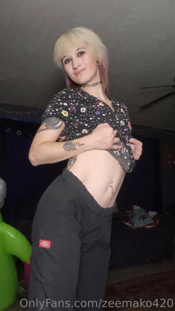 Just a quick pic before work decided to switch up my hairstyle 